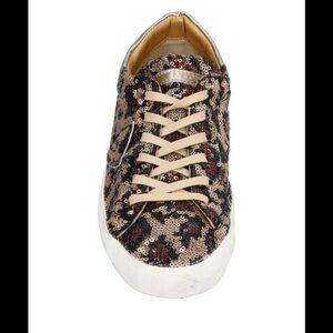 PHILIPPE MODEL
Size 7 US
Like New - worn few times
Retail $460